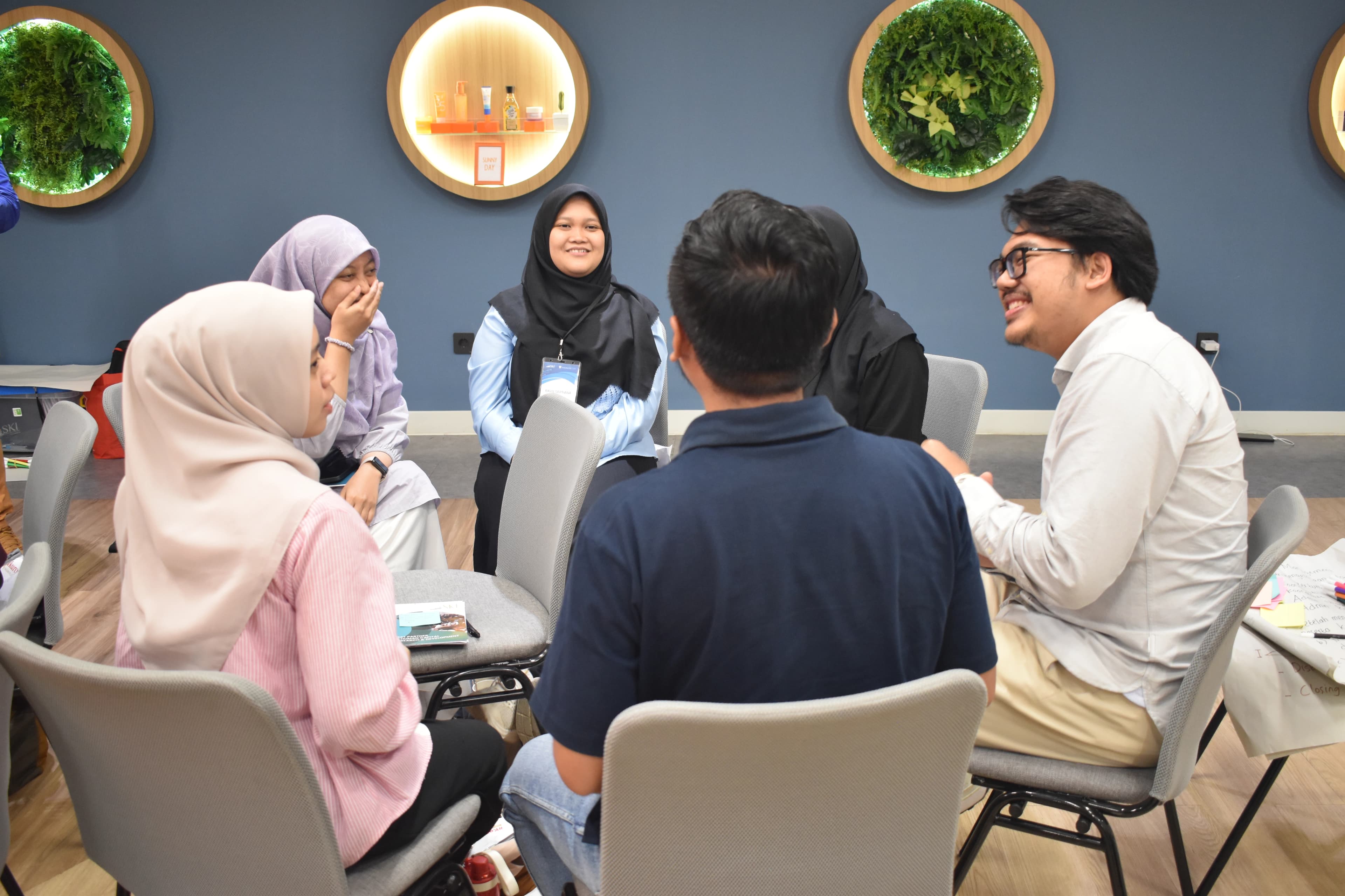 Tim Sahabat Karir Indonesia berdiskusi untuk solusi training bisnis